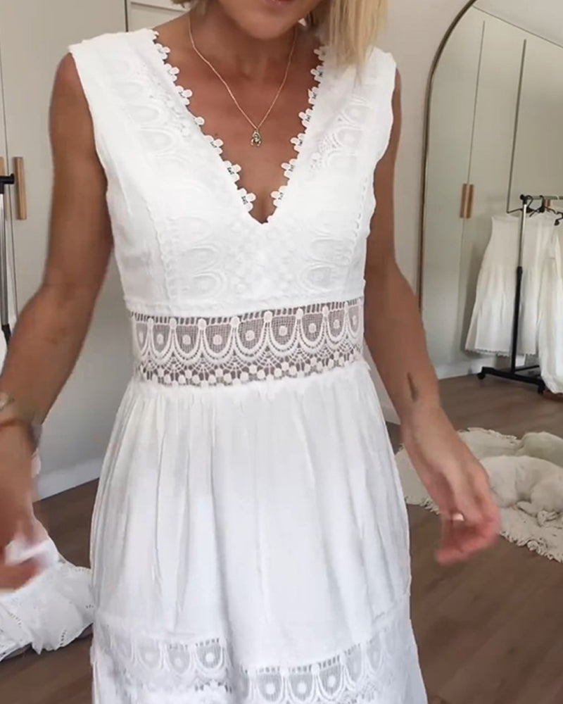 Marlee - Elegant Sleeveless Lace Dress with V-neck Design