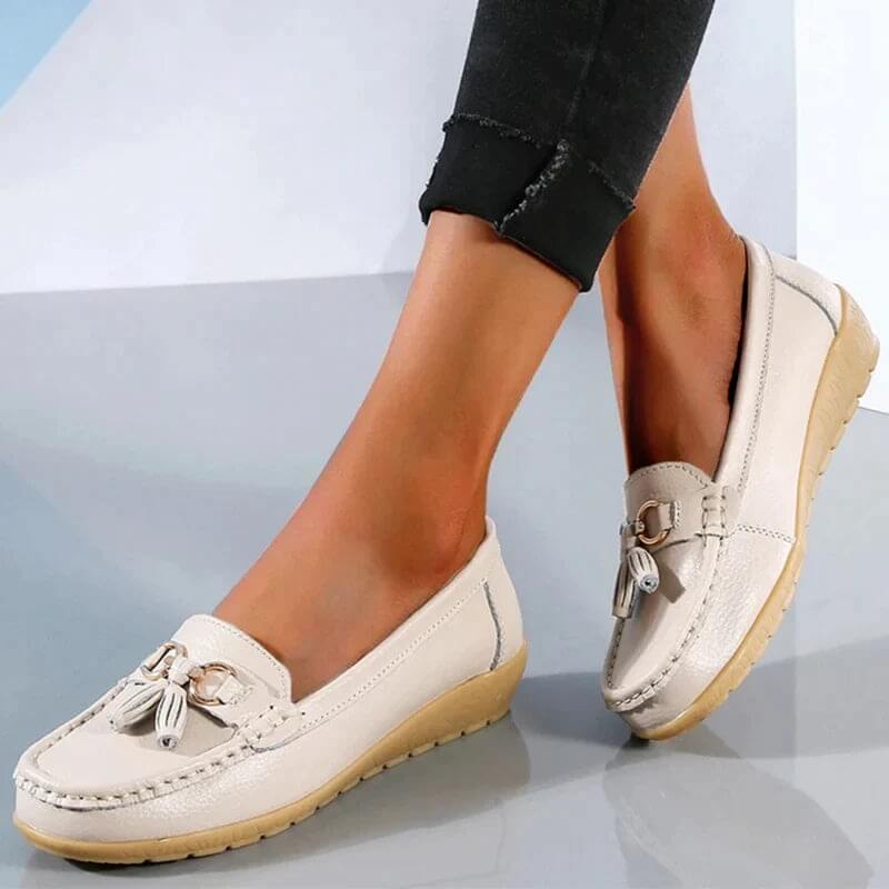 Joanna - Classic Leather Loafers with Chic Tassel Detail