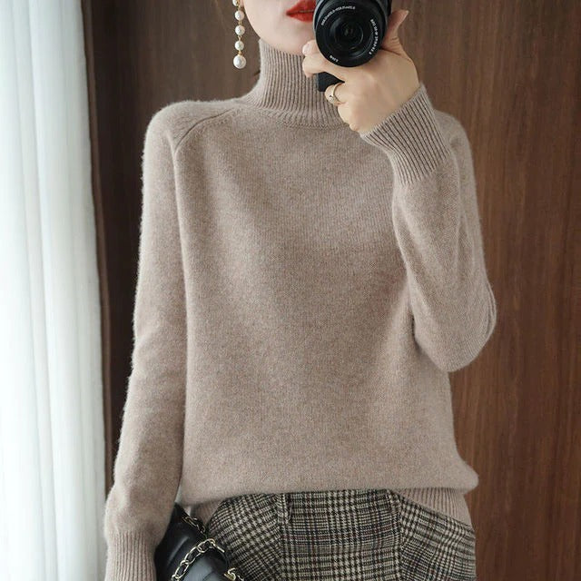 Junia - Classic Women's Turtleneck Sweater for Winter Elegance