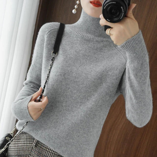 Junia - Classic Women's Turtleneck Sweater for Winter Elegance