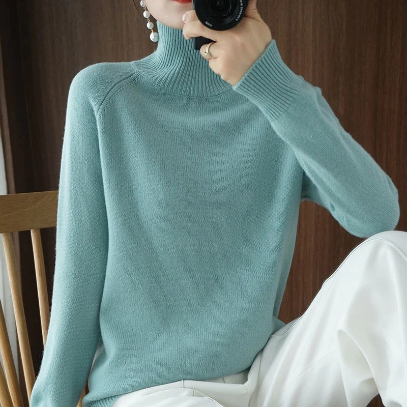 Junia - Classic Women's Turtleneck Sweater for Winter Elegance