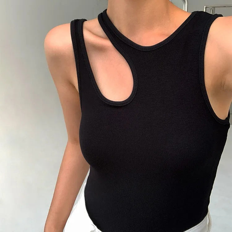 Samantha - Stylish Women's Top with Asymmetric Cut and Modern Design