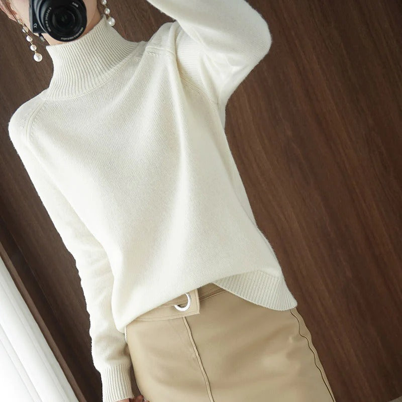 Junia - Classic Women's Turtleneck Sweater for Winter Elegance