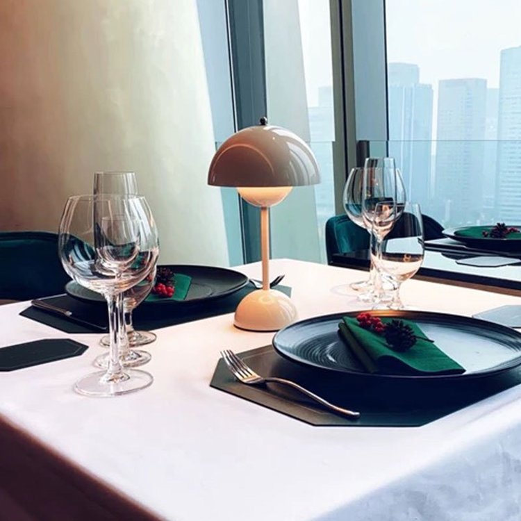 BrightGlo - LED table lamp with touch dimming and color change
