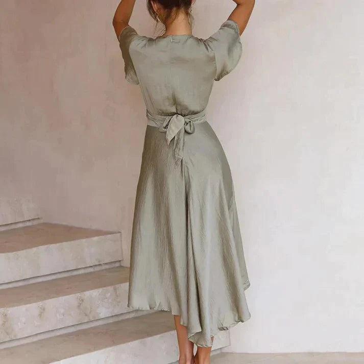Heloise- Stylish Vintage Dress with Flowy Silhouette and V-neck Design