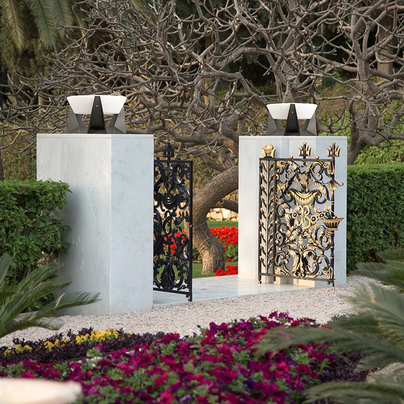 AuraGem - Stylish Solar-Powered Outdoor Lighting for Elegant Spaces