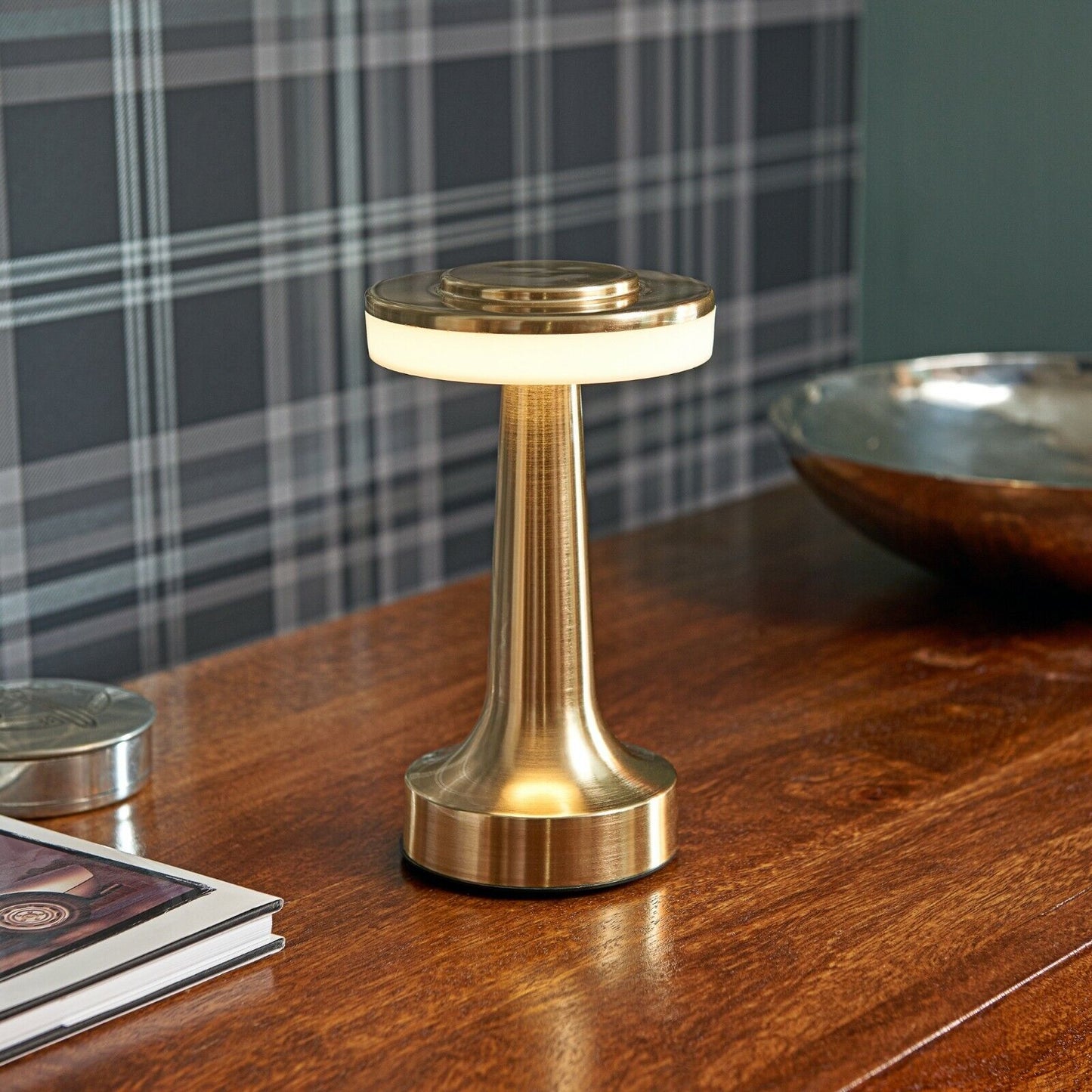 EchoGlow - Modern Touch Control Table Lamp for Cozy Ambiance