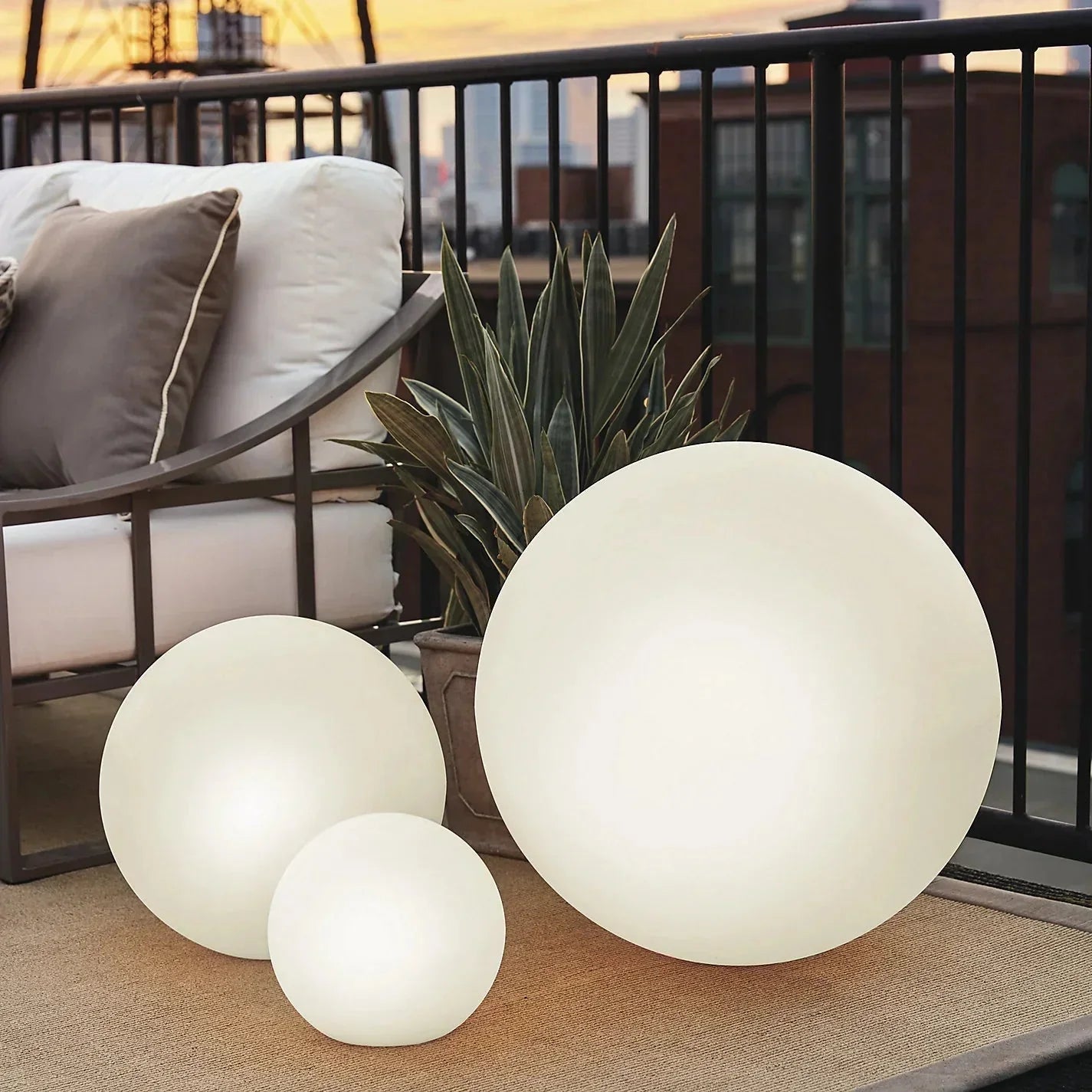 HaloHaven - Elegant Glowshine Orb Outdoor Lamp for Modern Spaces