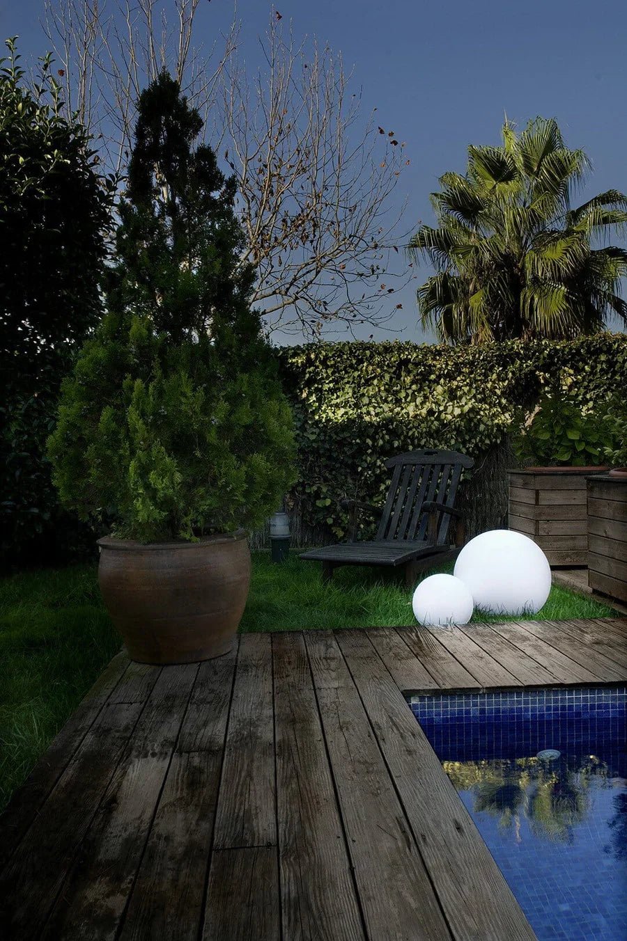 HaloHaven - Elegant Glowshine Orb Outdoor Lamp for Modern Spaces