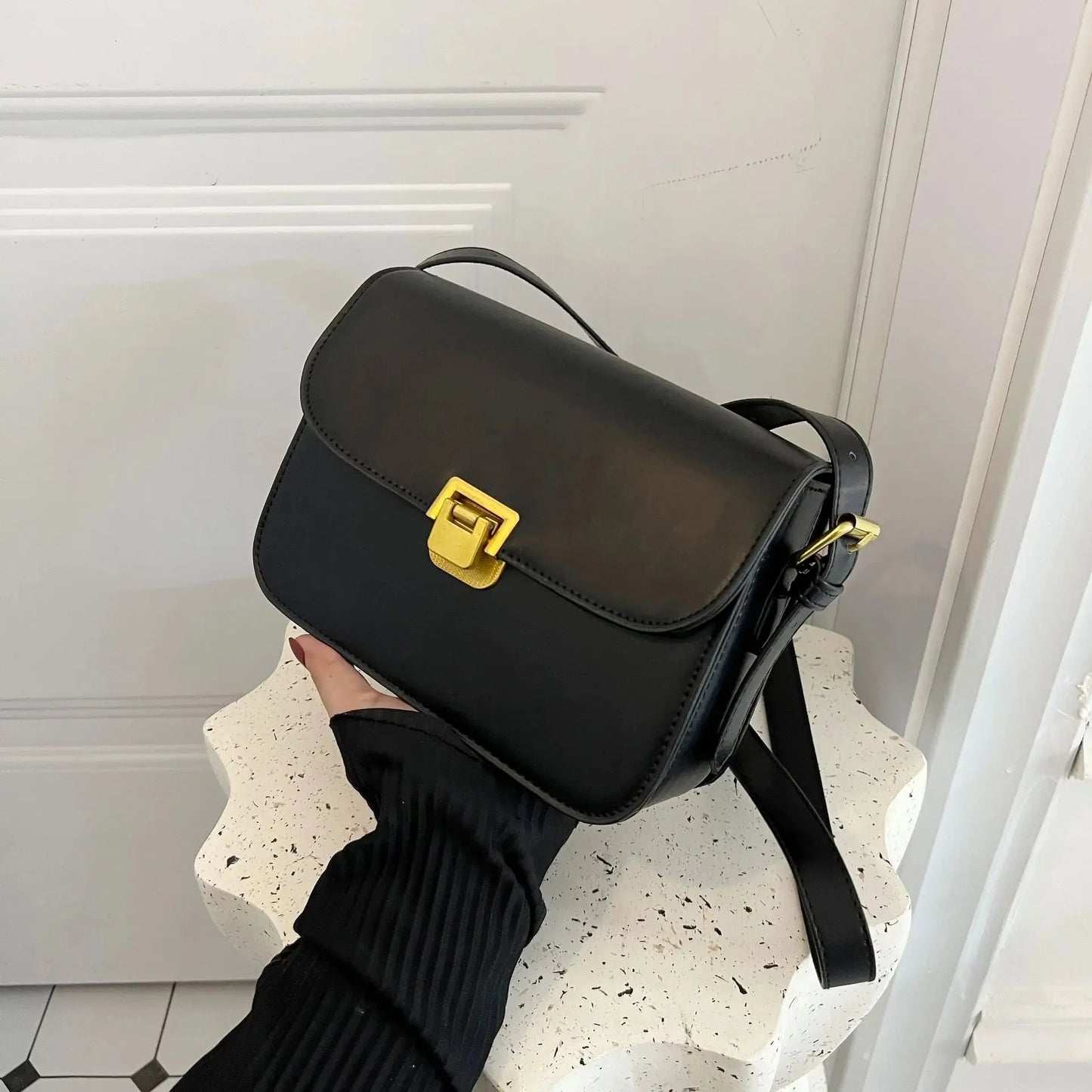 Roberta - Elegant Square Leather Shoulder Bag with Adjustable Strap