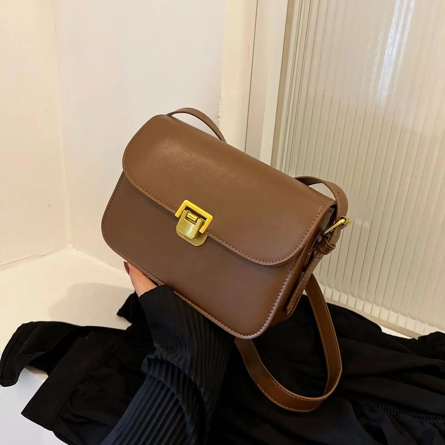 Roberta - Elegant Square Leather Shoulder Bag with Adjustable Strap
