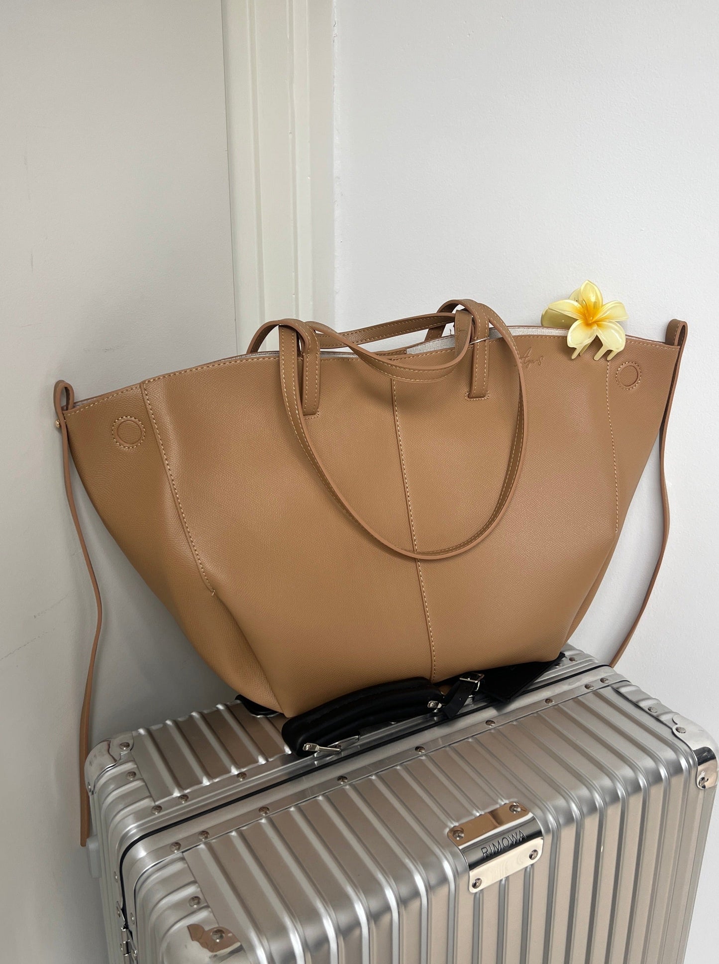 Leia - Stilla Tote Bag In Light Brown With Two Straps