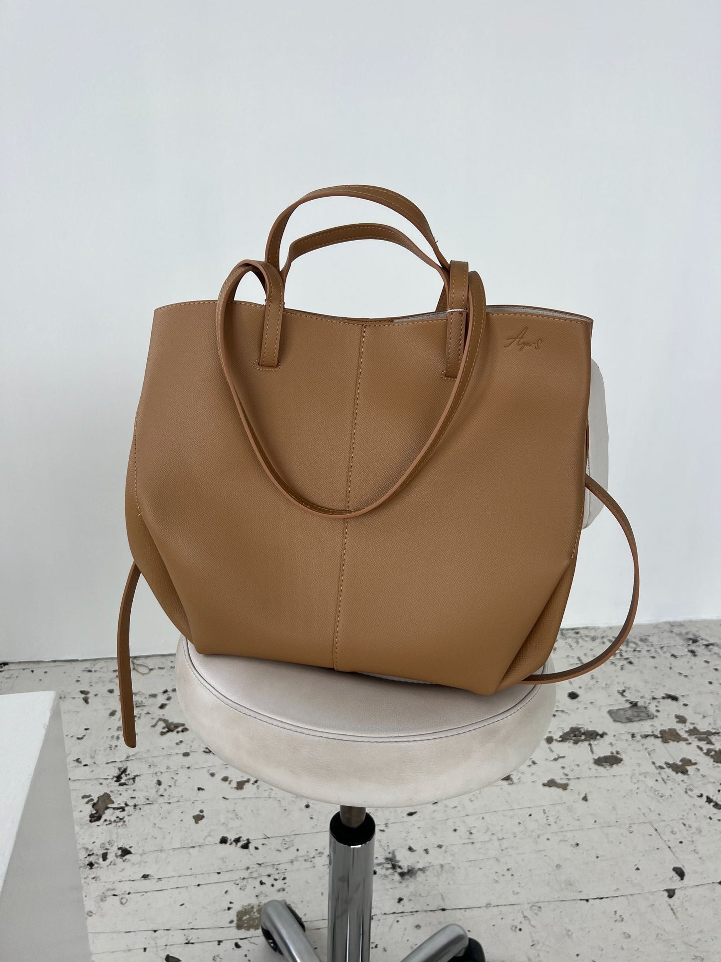 Leia - Stilla Tote Bag In Light Brown With Two Straps