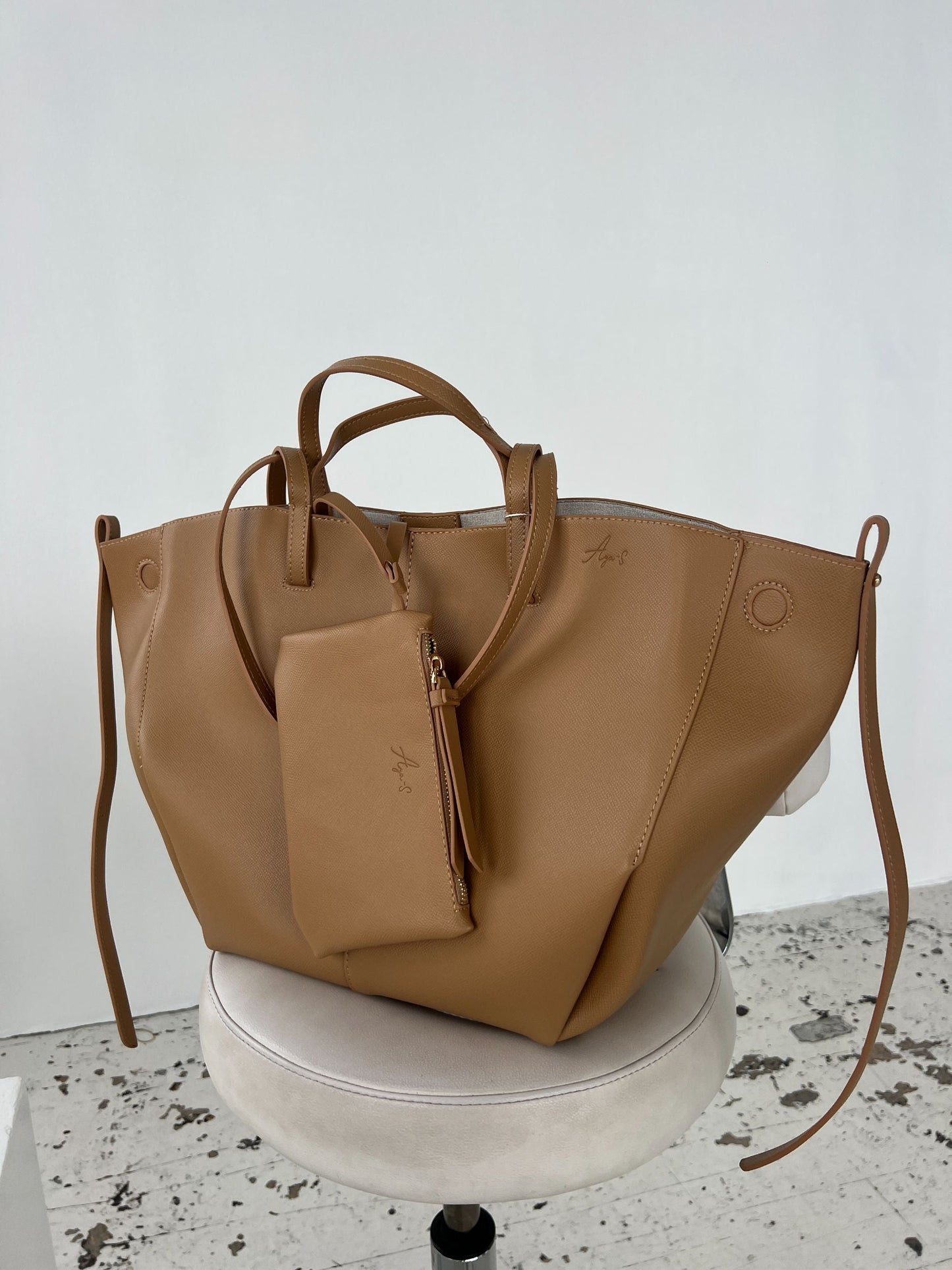 Leia - Stilla Tote Bag In Light Brown With Two Straps