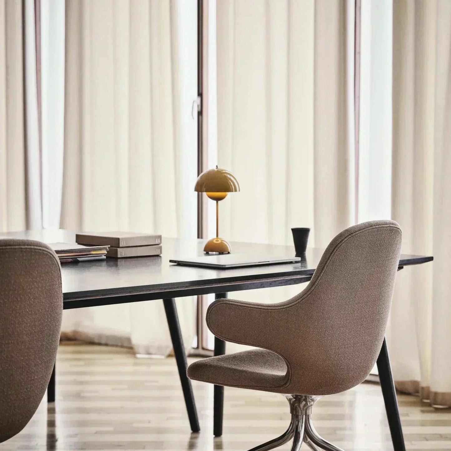 Velora - NordicGlow Modern Mushroom Table Lamp LED Elegant Design